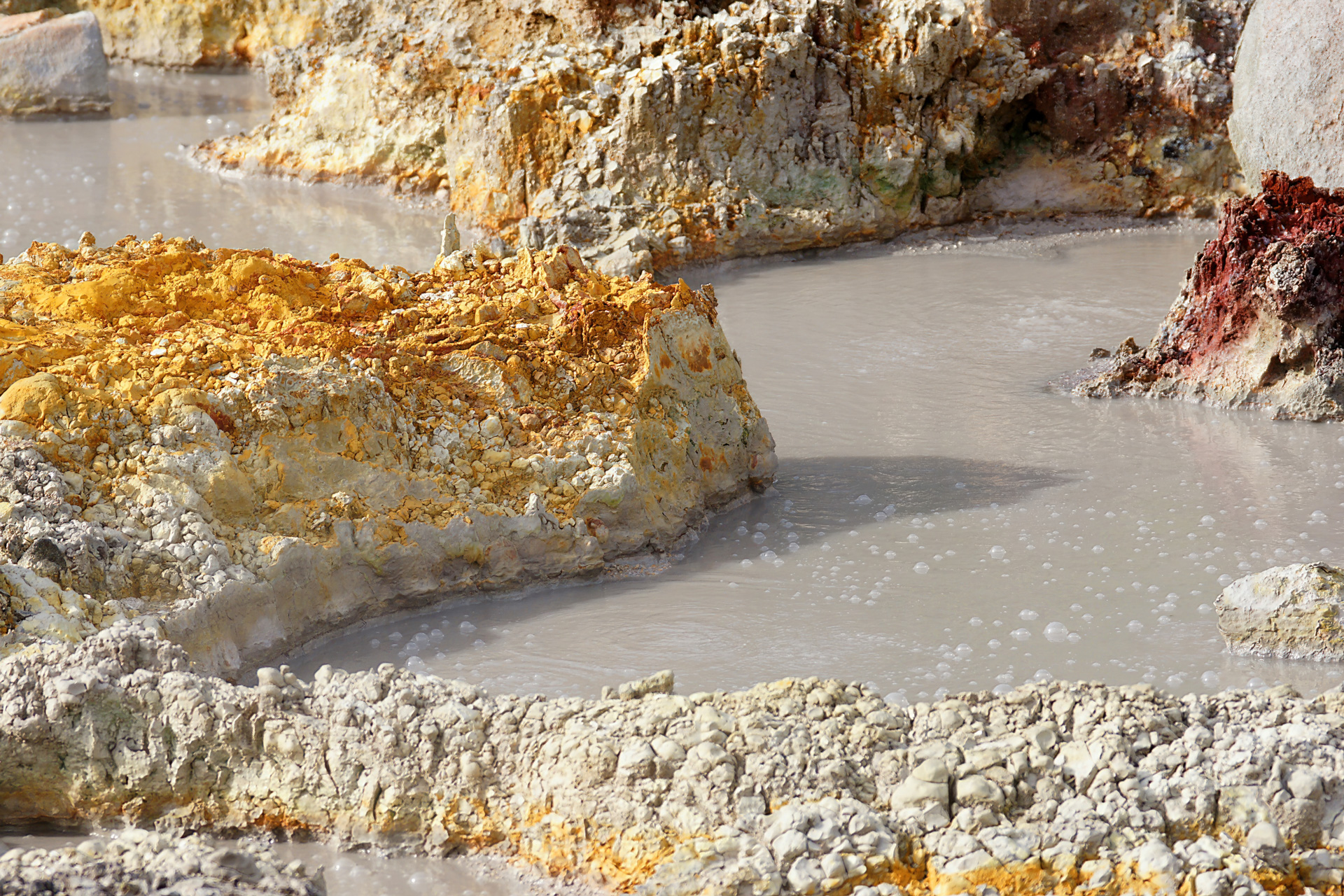 Vulkanischer Schwefelsee